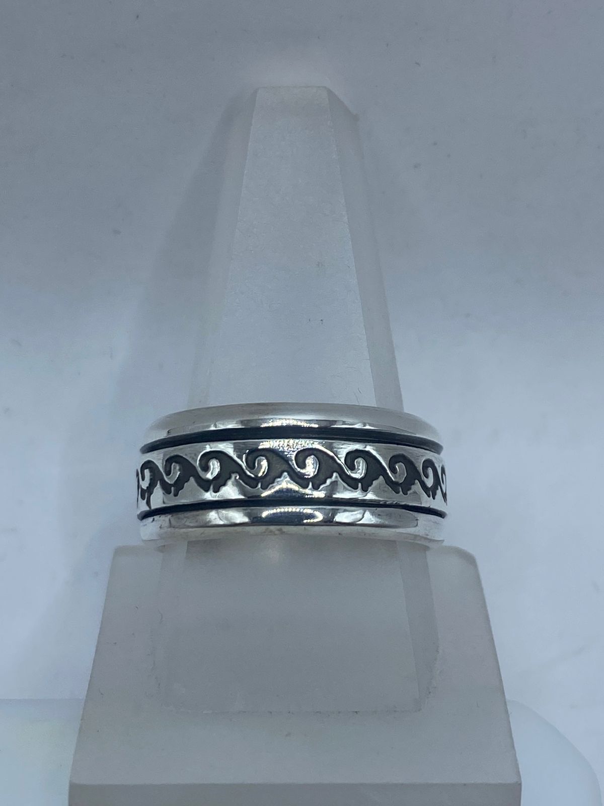 🌊 Anillo Giratorio Olas Grabadas – Plata Ley 9.27