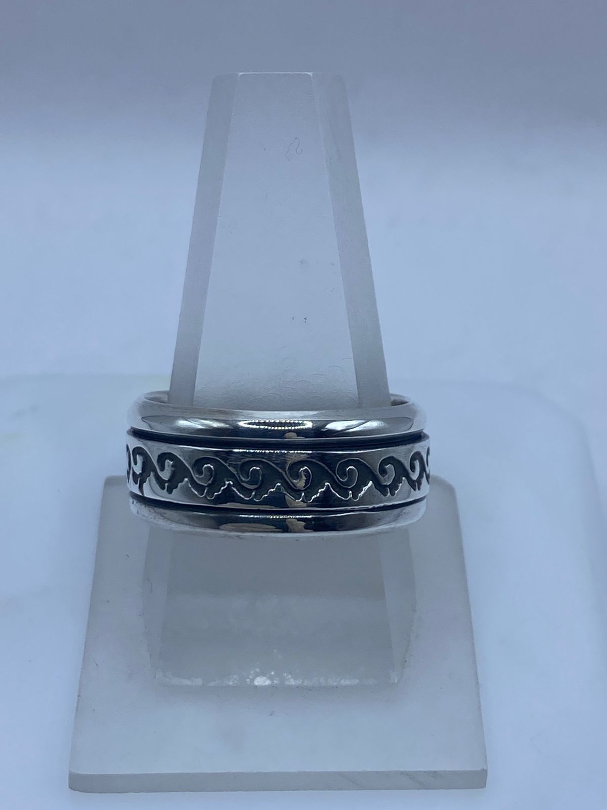 🌊 Anillo Giratorio Olas Grabadas – Plata Ley 9.25 — vista lateral