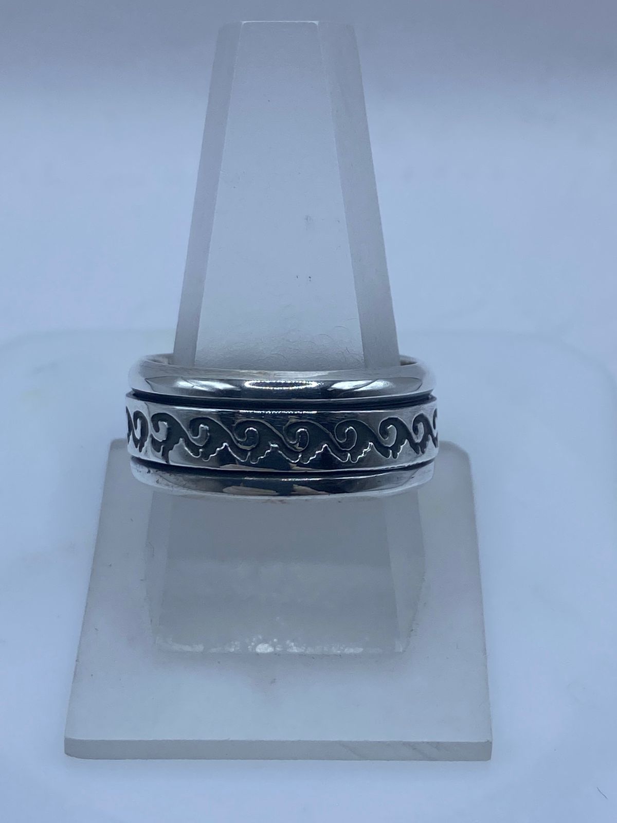 🌊 Anillo Giratorio Olas Grabadas – Plata Ley 9.25