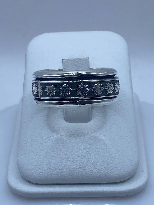 Anillo Giratorio Soles Grabados – Plata Ley 9.25, vista frontal