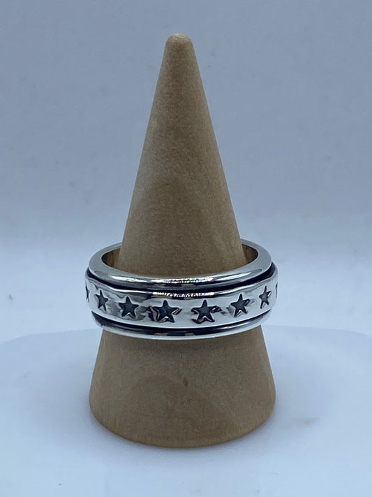 ⭐ Anillo Giratorio de Plata 925 con Estrellas en Relieve — vista lateral