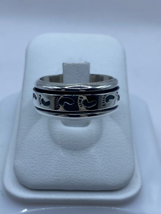 👣 Anillo Giratorio de Plata 925 con Huellas Grabadas — vista lateral