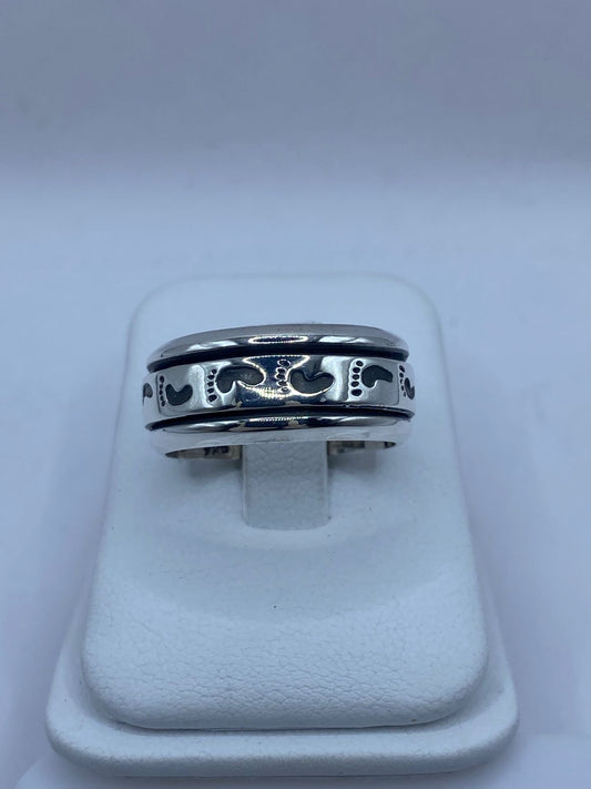 Anillo Giratorio de Plata 925 con Huellas Grabadas, vista frontal