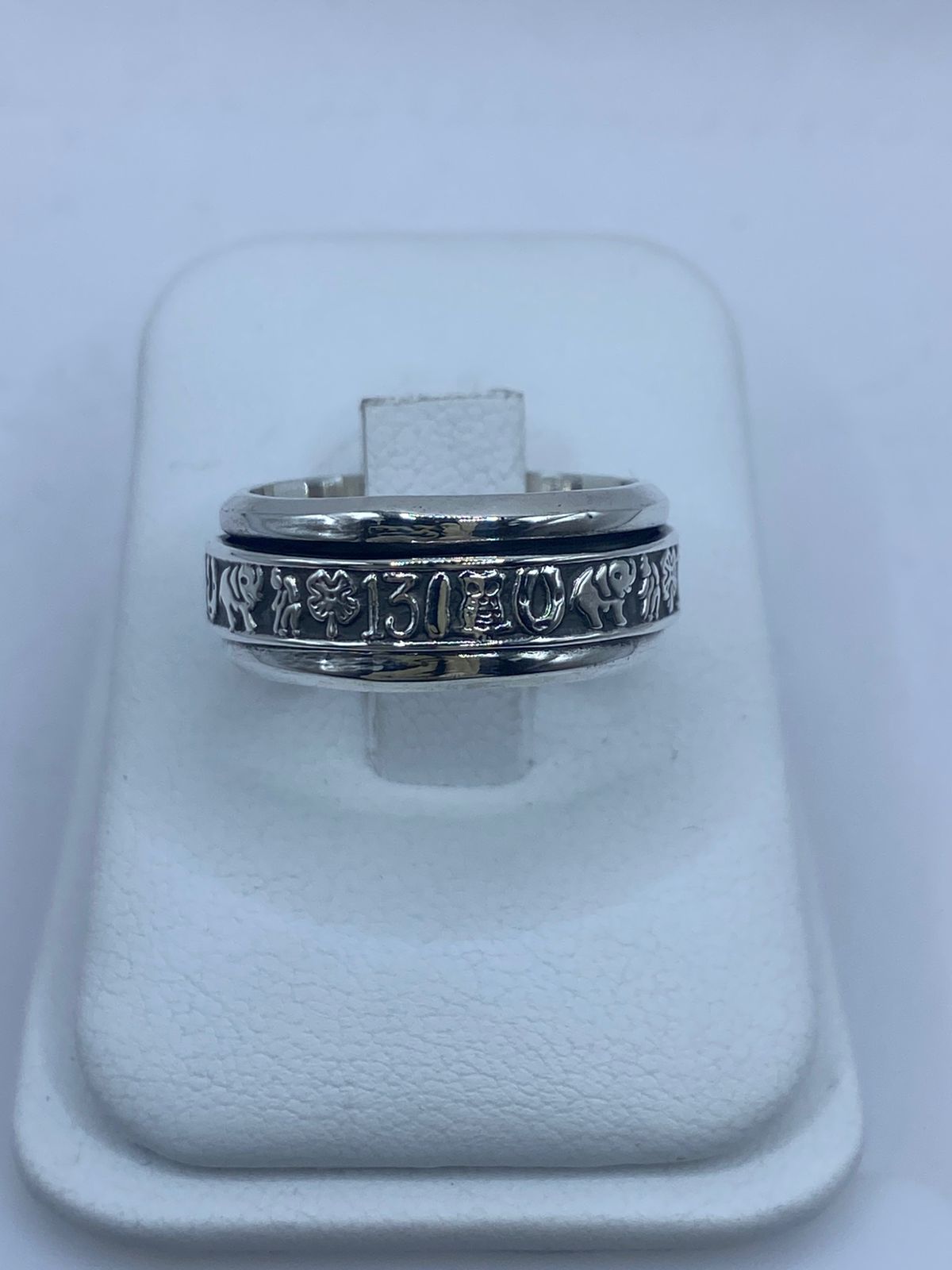 🍀 Anillo Giratorio de Plata 925 con Símbolos de la Suerte — vista lateral