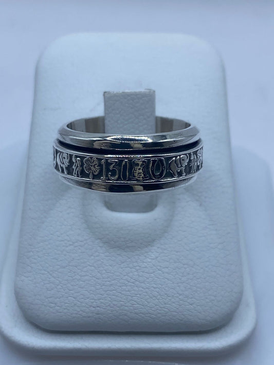 🍀 Anillo Giratorio de Plata 925 con Símbolos de la Suerte — vista lateral