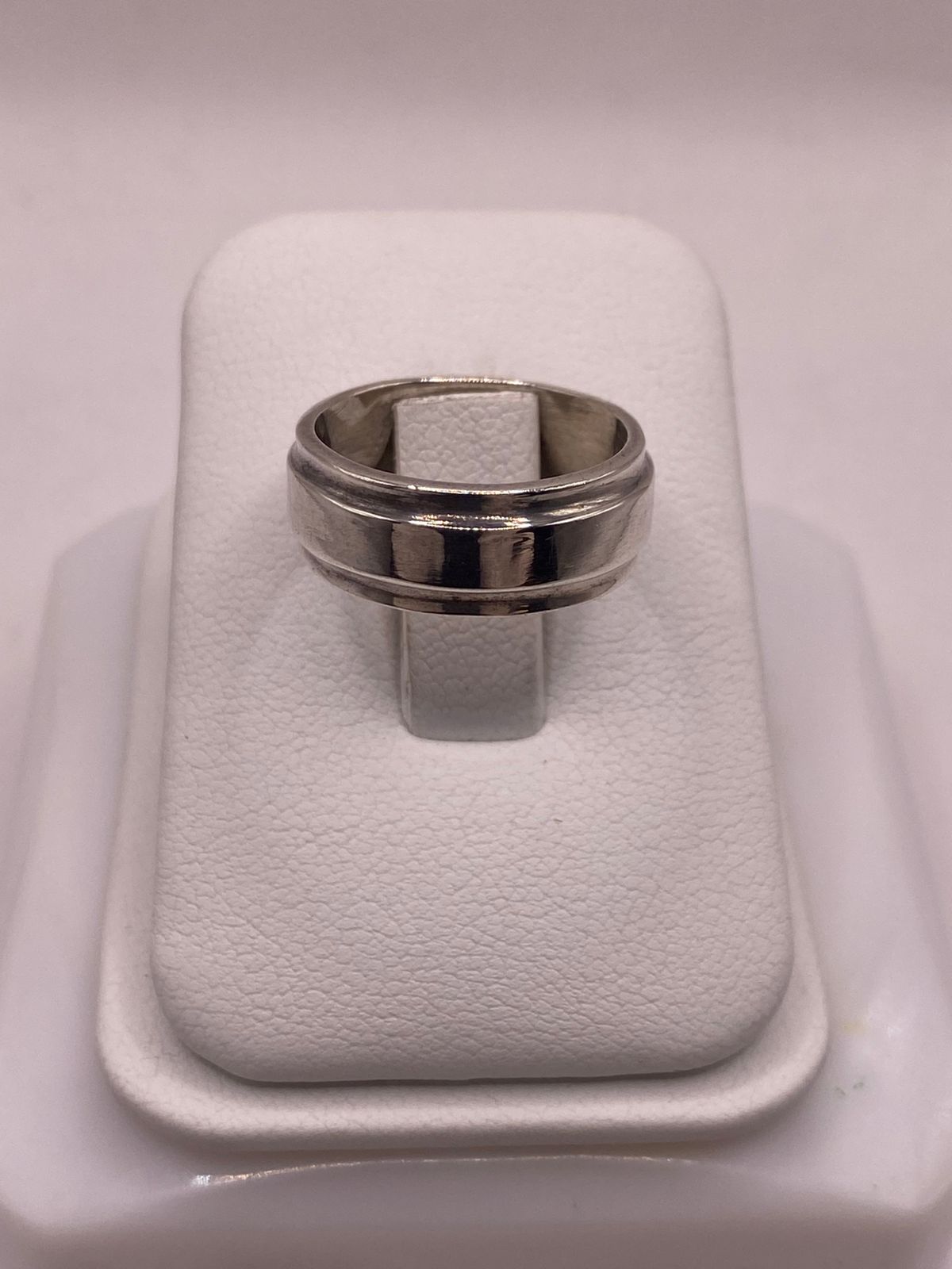 Anillo Liso de Plata 925 con Diseño Clásico y Bordes Definidos