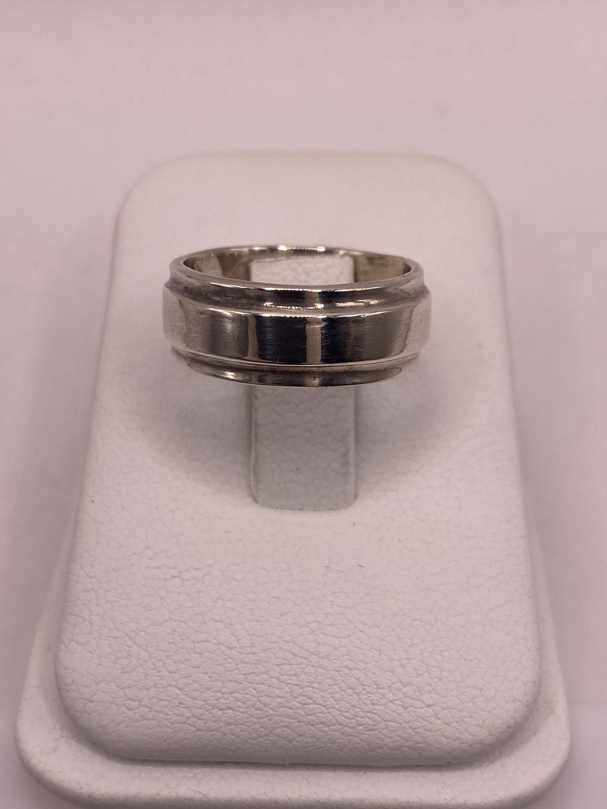 Anillo Liso de Plata 925 con Diseño Clásico y Bordes Definidos
