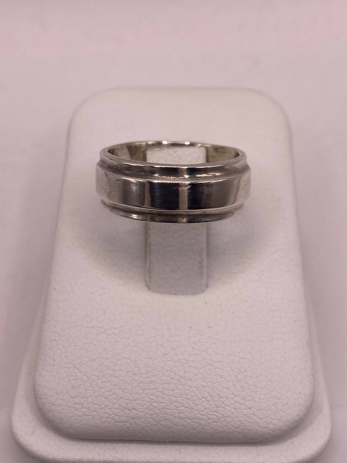 Anillo Liso de Plata 925 con Diseño Clásico y Bordes Definidos