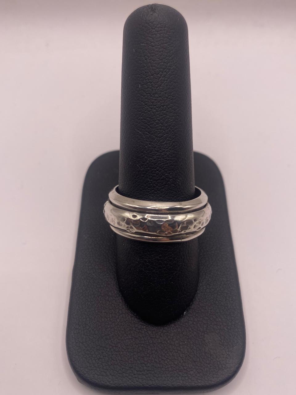 Anillo antiestrés de plata .925 con banda giratoria martillada puesto en la mano — hecho a mano en Taxco