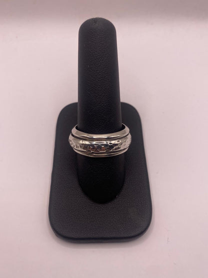 Detalle de banda giratoria martillada en plata .925 — anillo antiestrés unisex hecho a mano en Taxco