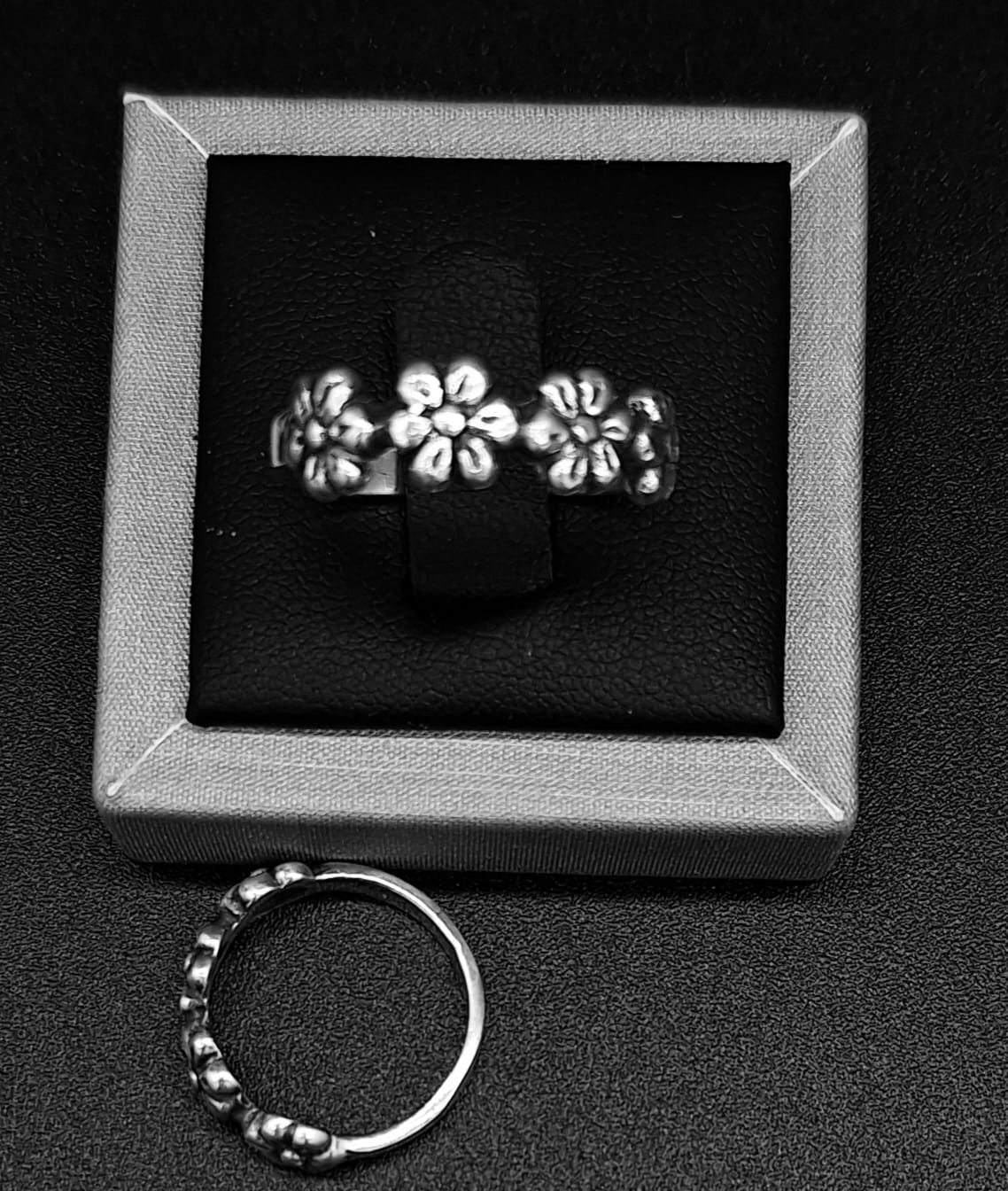 ANILLO FLORES EN PLATA LEY 925
