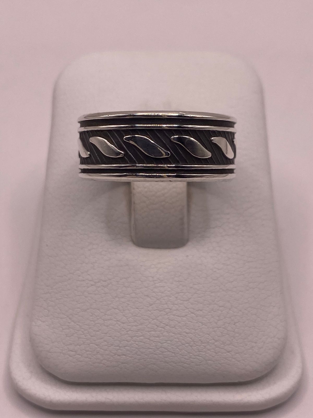 Detalle del grabado ondulado en plata .925 — textura cincelada a mano, anillo unisex Taxco