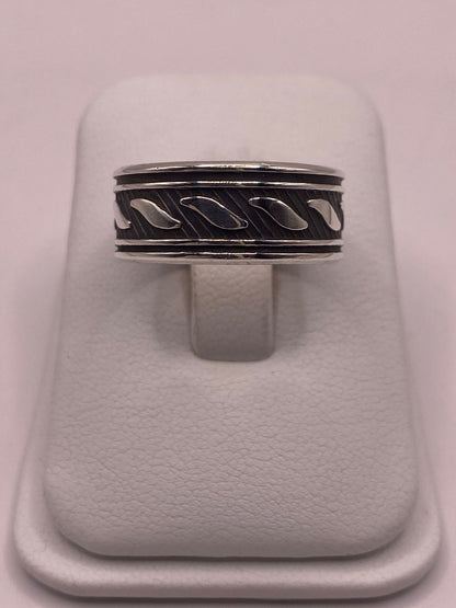 Detalle del grabado ondulado en plata .925 — textura cincelada a mano, anillo unisex Taxco