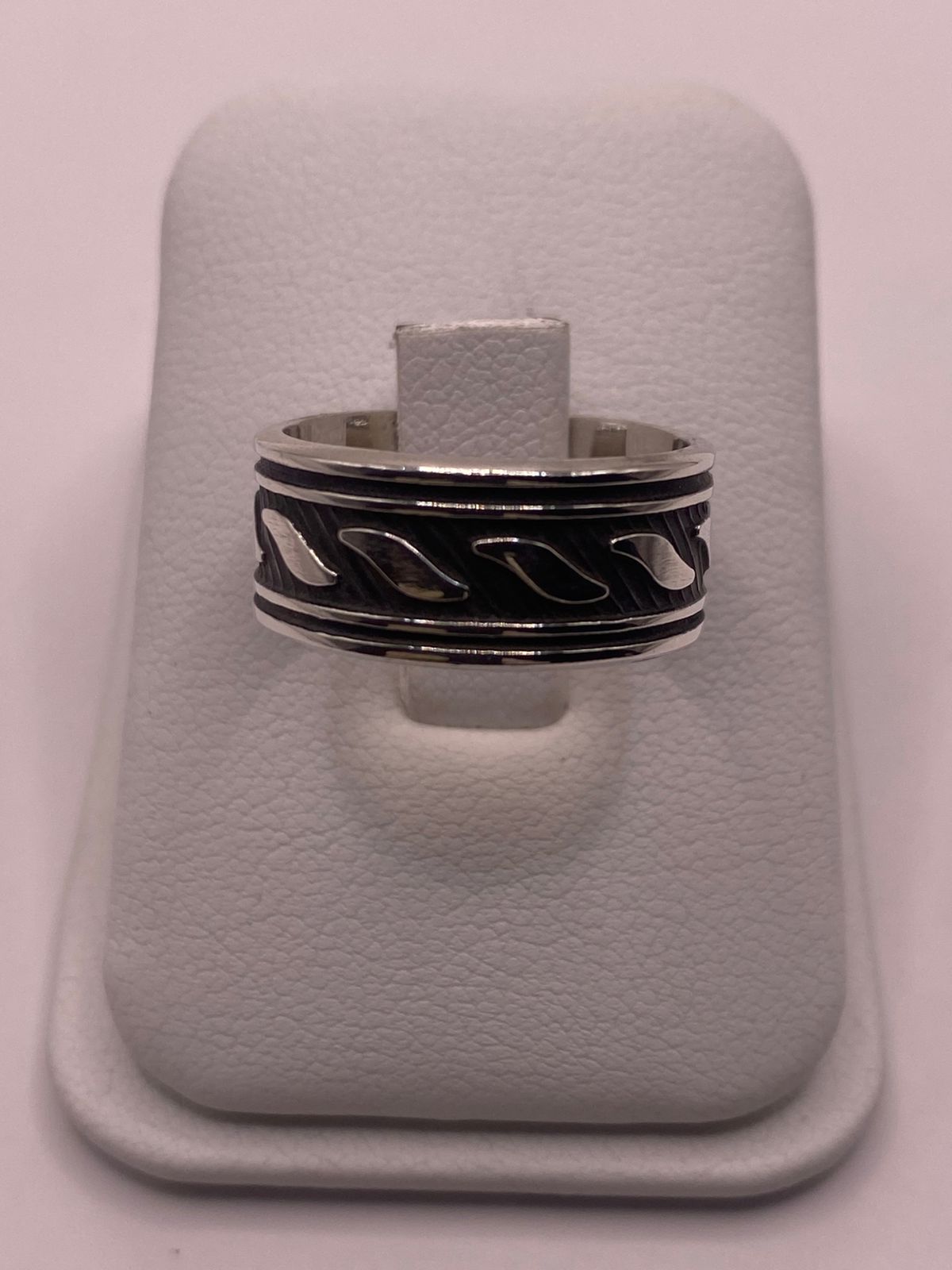 Anillo unisex de plata 925 con diseño grabado líneas onduladas sobre fondo neutro, joyería artesanal Taxco