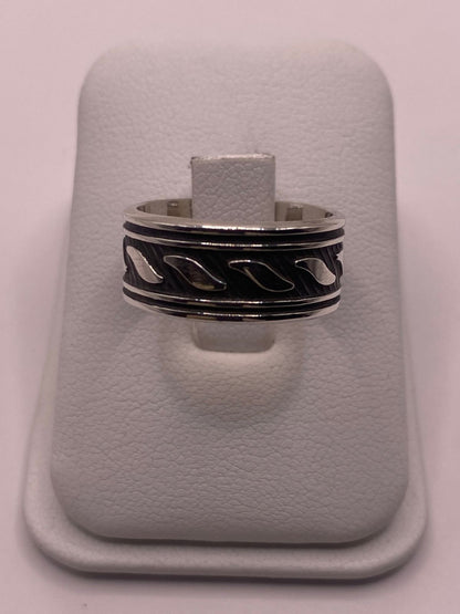 Anillo unisex de plata 925 con diseño grabado líneas onduladas sobre fondo neutro, joyería artesanal Taxco