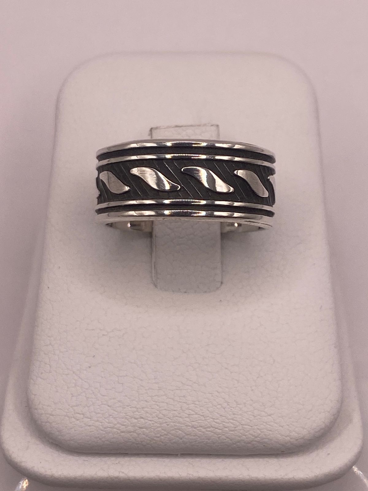 Anillo banda plata .925 con grabado ondulado puesto en la mano, hecho a mano en Taxco