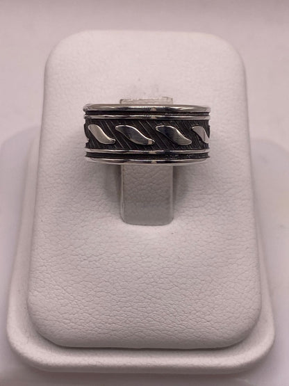Anillo de plata 925 con grabado ondulado junto a referencia de escala, peso 7.8 gramos, Taxco México
