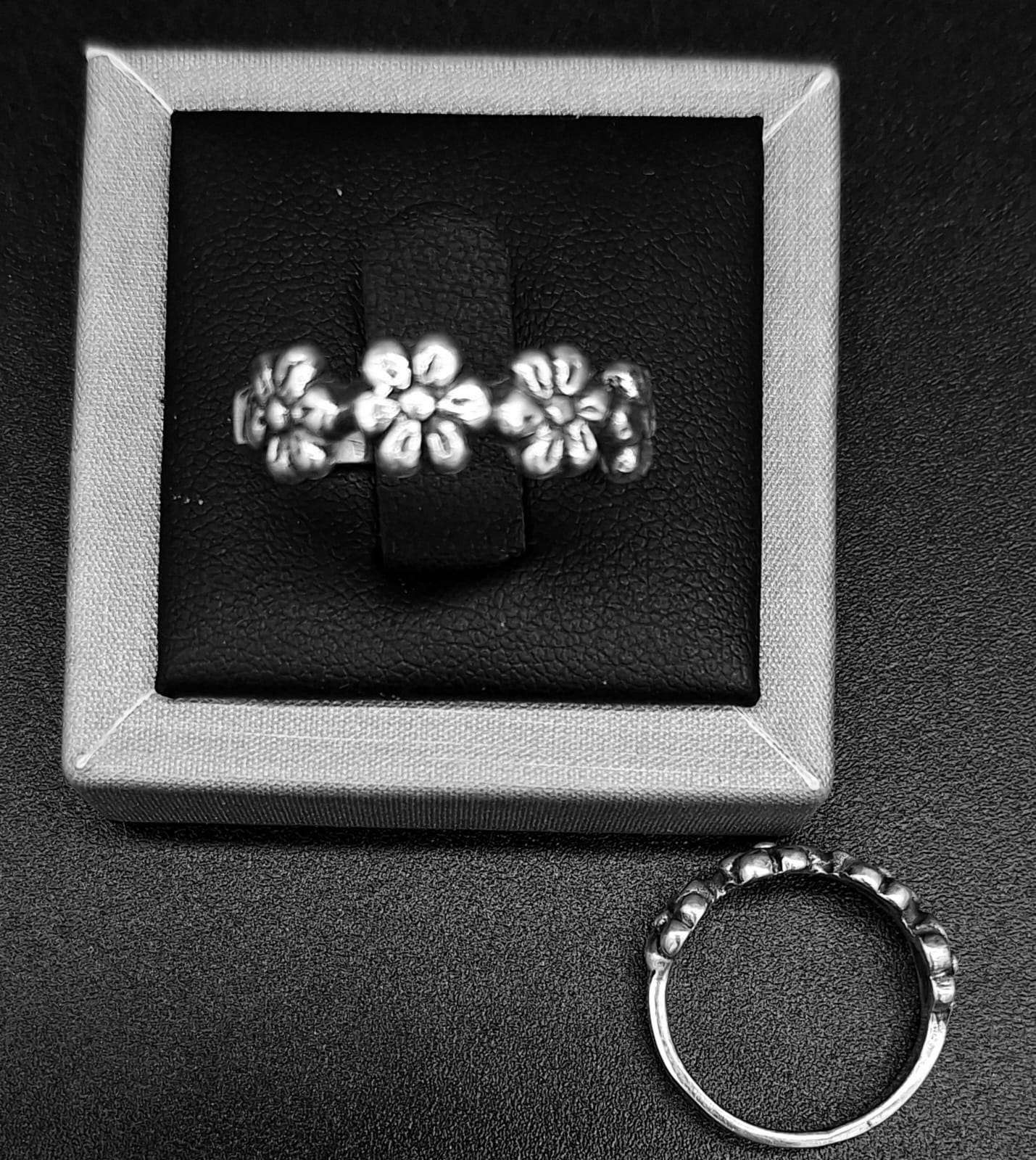 ANILLO FLORES EN PLATA LEY 925