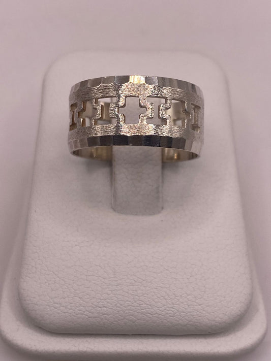 Anillo de Banda de Plata 925 Esterlina  con Motivo de Cruces Caladas