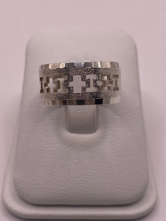 Anillo de Banda de Plata 925 Esterlina con Motivo de Cruces Caladas, vista frontal