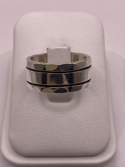 Anillo de Plata 925 con Banda Central Lisa y Bordes Facetados