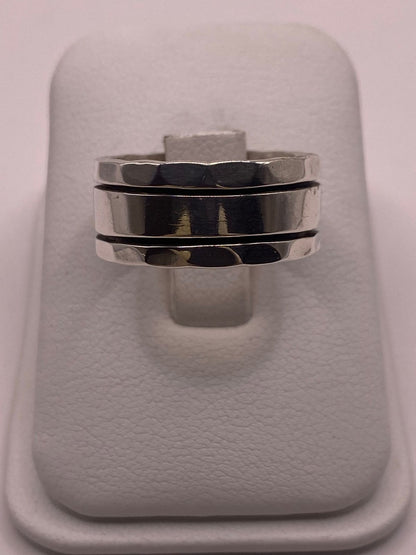 Anillo de Plata 925 con Banda Central Lisa y Bordes Facetados