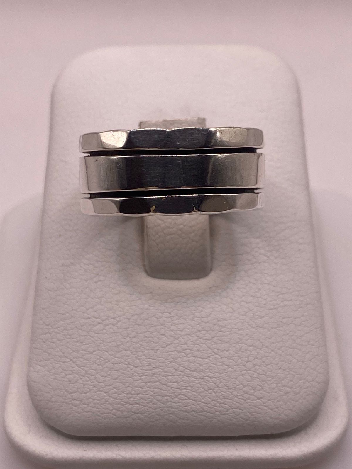 Anillo de Plata 925 con Banda Central Lisa y Bordes Facetados