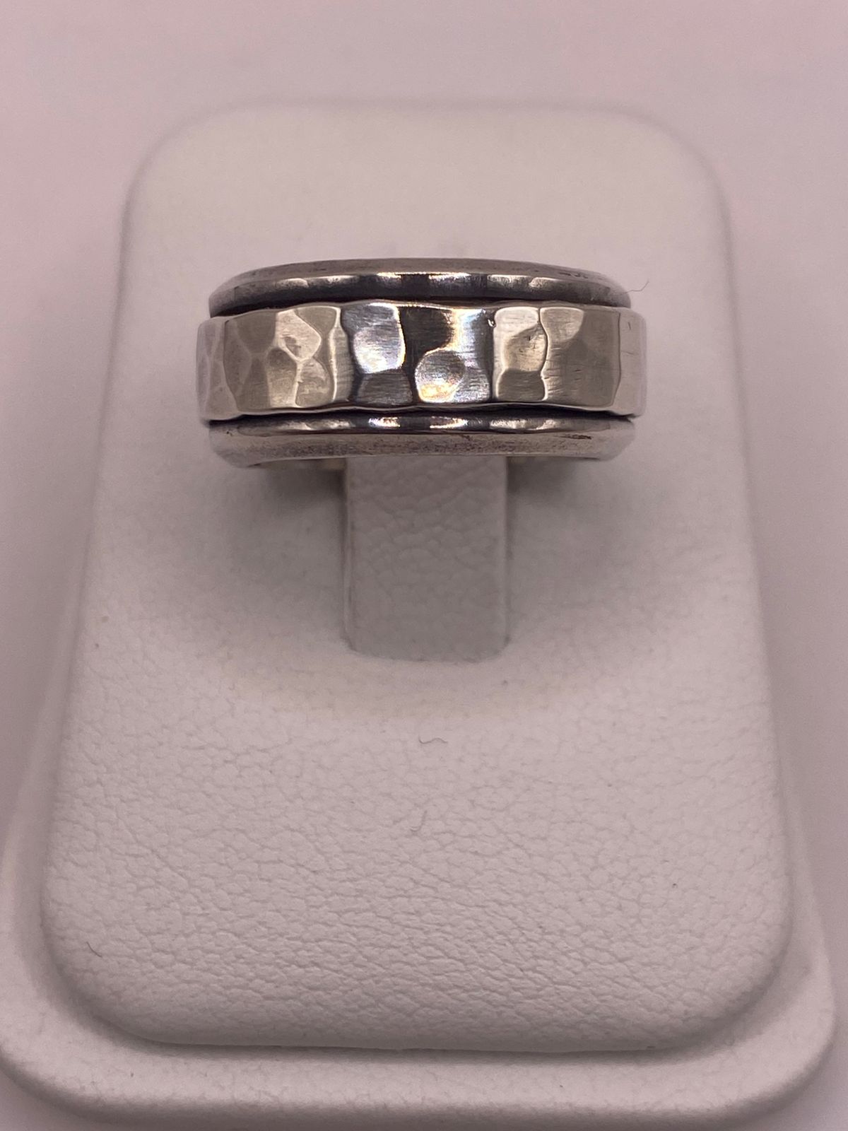 Anillo de Plata 925 con Banda Central Martillada y Bordes Pulidos
