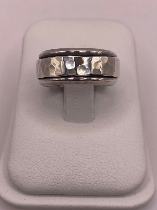 Anillo de Plata 925 con Banda Central Martillada y Bordes Pulidos, vista frontal