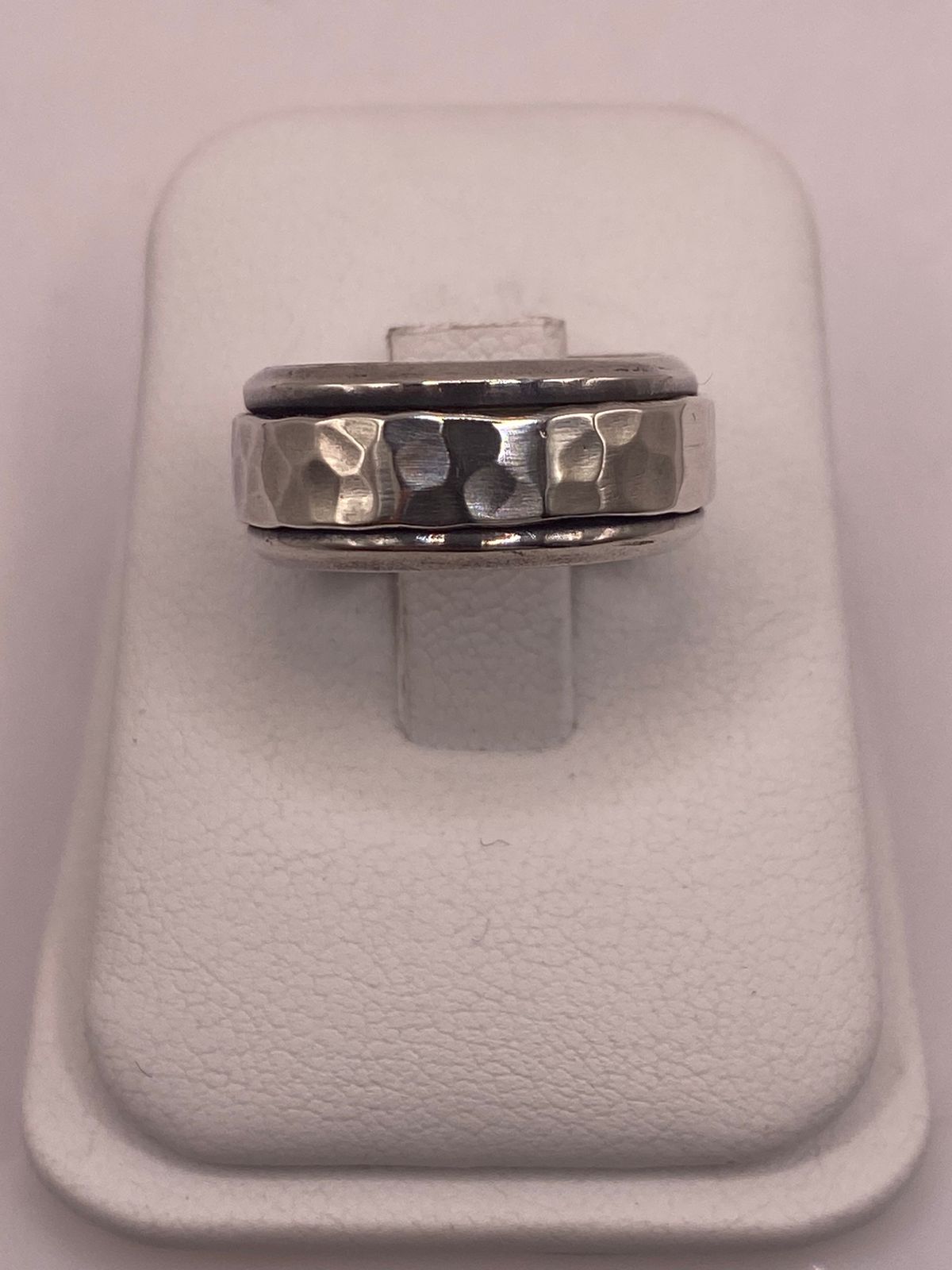 Anillo de Plata 925 con Banda Central Martillada y Bordes Pulidos