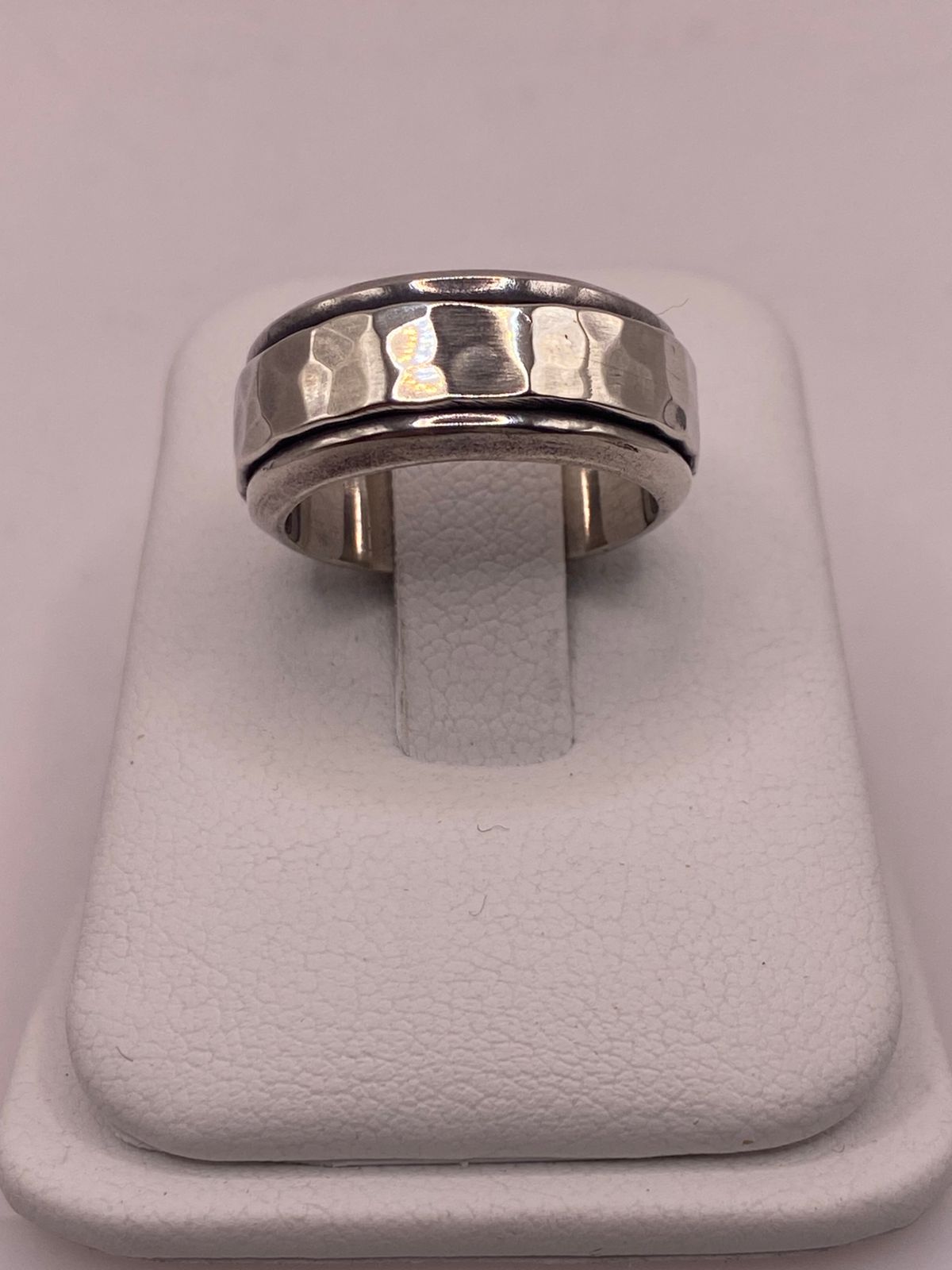 Anillo de Plata 925 con Banda Central Martillada y Bordes Pulidos