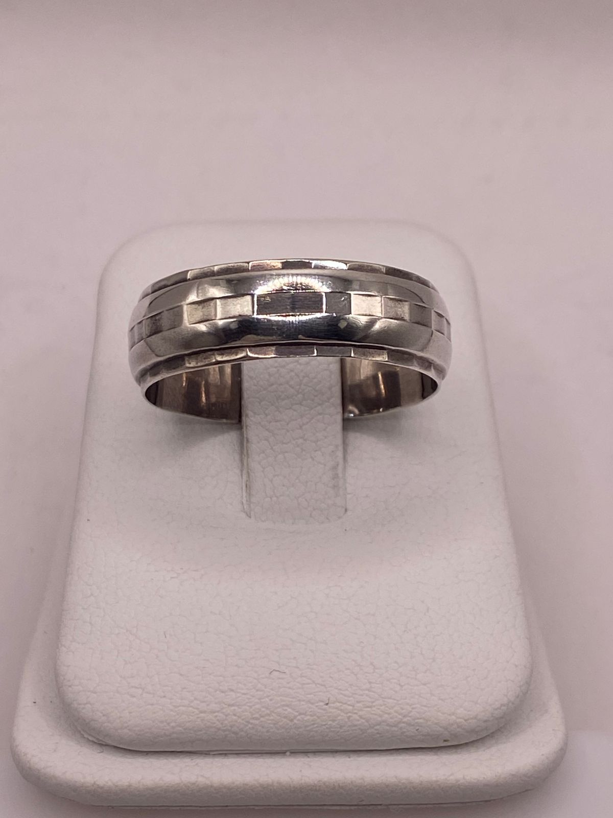 Anillo de Plata 925  con Banda Geométrica Facetada y Acabado Pulido