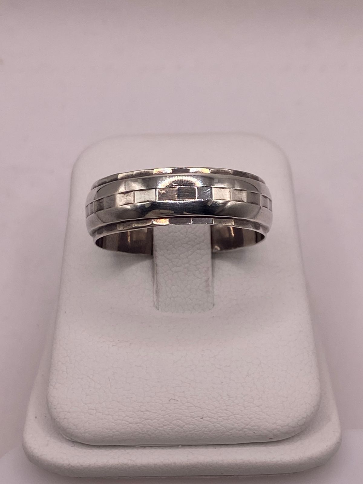Anillo de Plata 925  con Banda Geométrica Facetada y Acabado Pulido