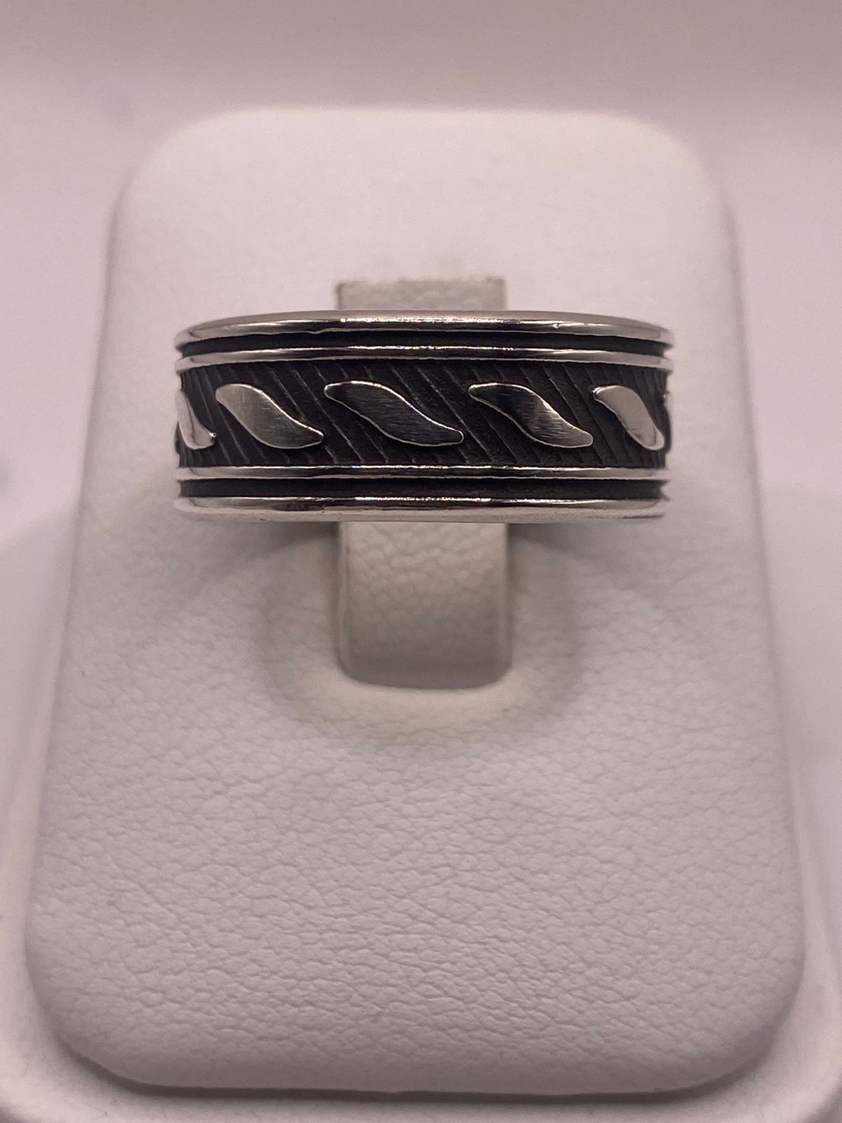 Anillo de Plata 925 con Banda Texturizada en Diagonal y Detalles Pulidos
