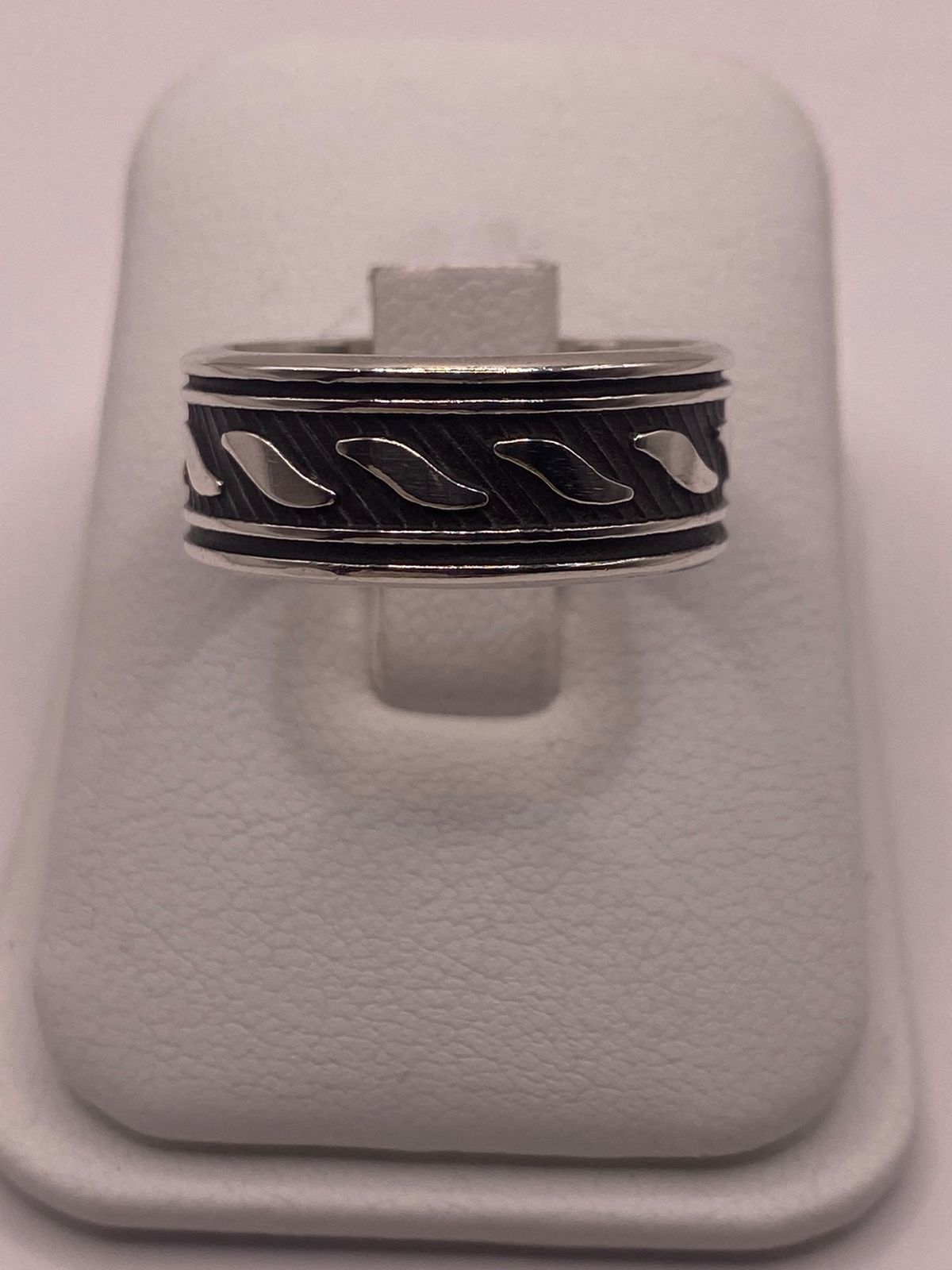 Anillo de Plata 925 con Banda Texturizada en Diagonal y Detalles Pulidos
