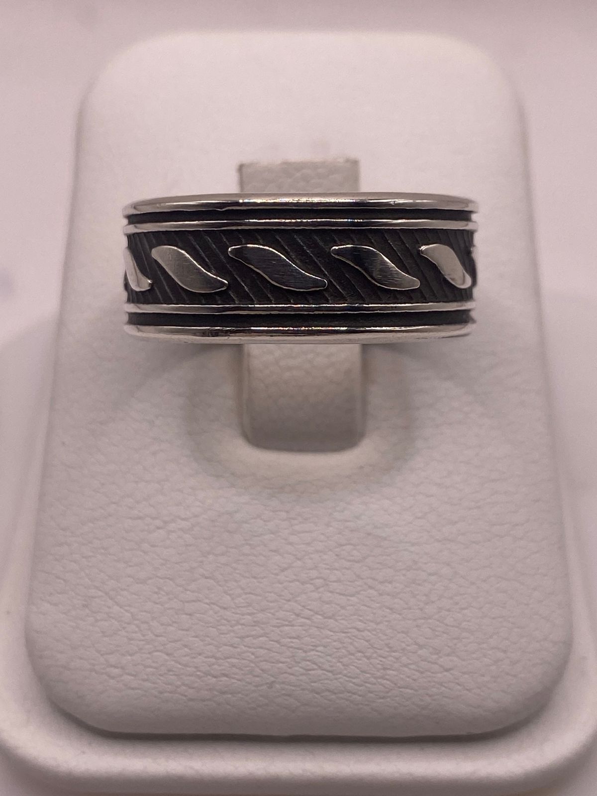 Anillo de Plata 925 con Banda Texturizada en Diagonal y Detalles Pulidos