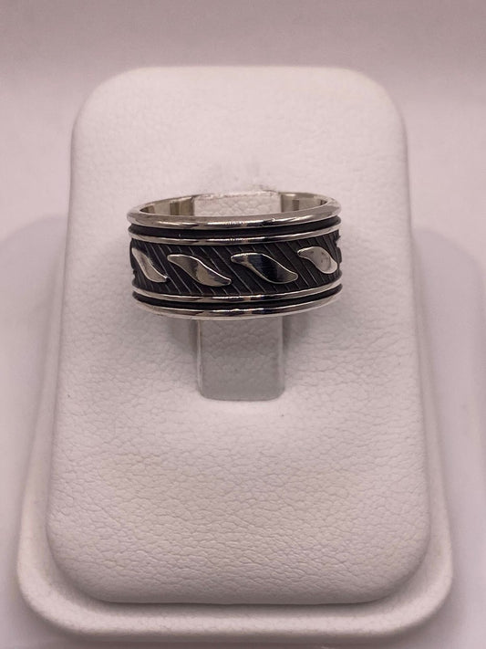 Anillo de Plata 925 con Banda Texturizada y Detalles Grabados, vista frontal