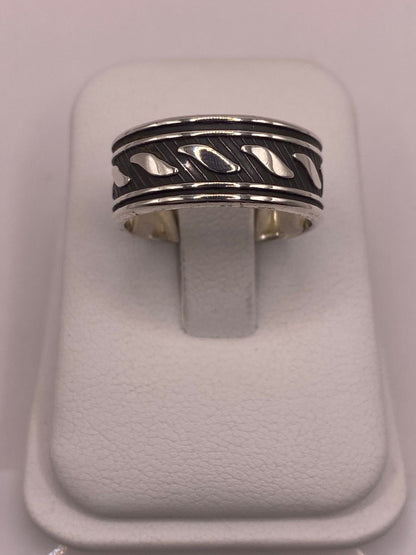 Anillo de Plata 925 con Banda Texturizada y Detalles de Hojas Pulidas