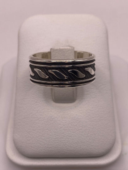 Anillo de Plata 925 con Banda Texturizada y Detalles de Hojas Pulidas