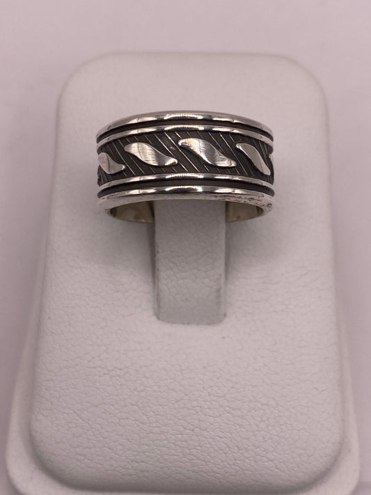 Anillo de Plata 925  con Banda Texturizada y Motivos Grabados