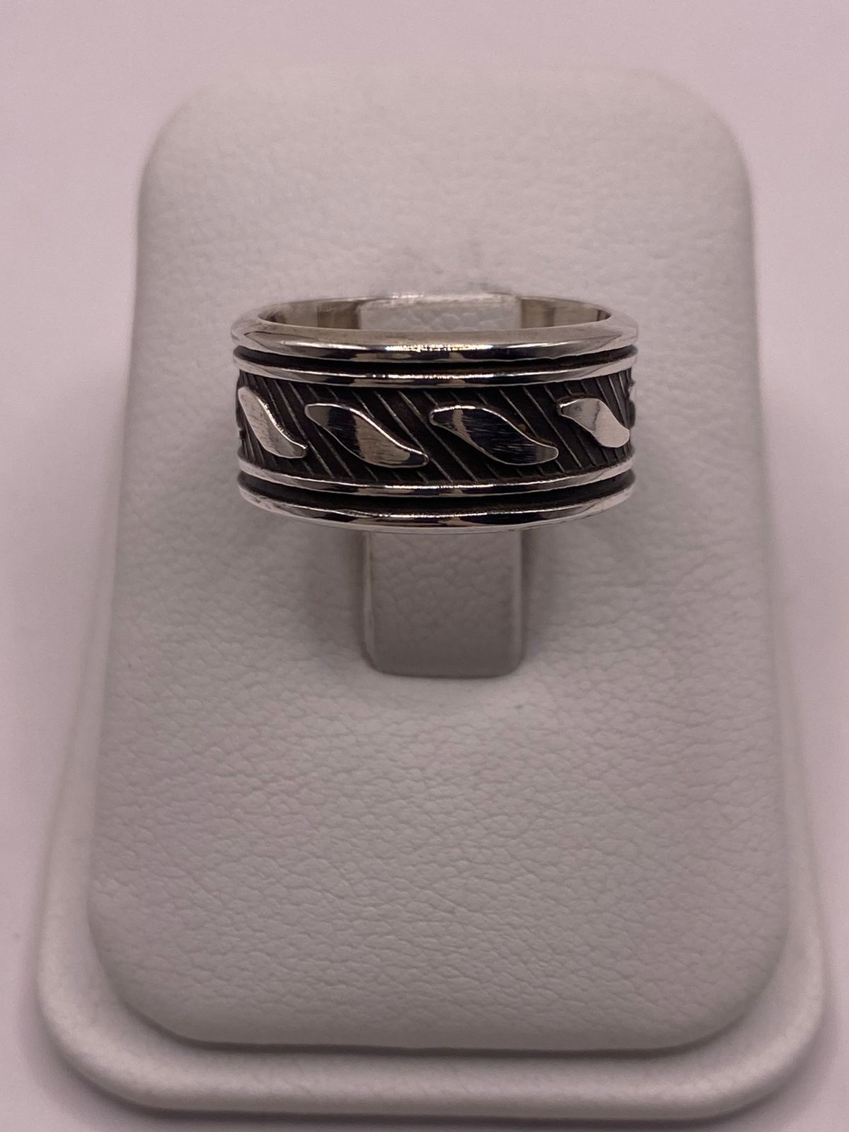 Anillo de Plata 925 con Banda Texturizada y Motivos Grabados