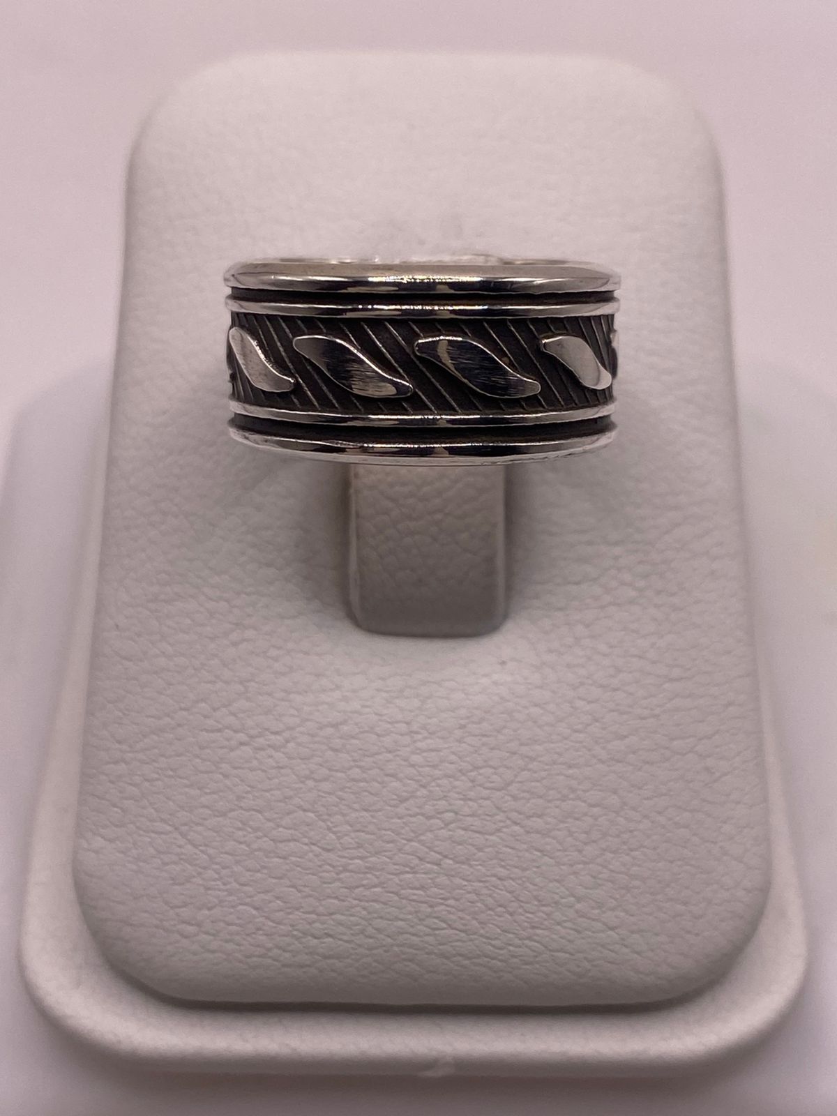Anillo de Plata 925 con Banda Texturizada y Motivos Grabados