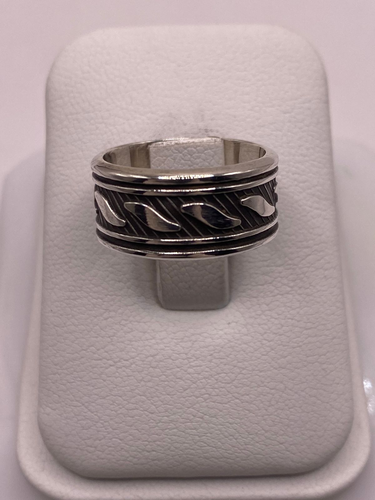 Anillo de Plata 925 con Banda Texturizada y Motivos Grabados