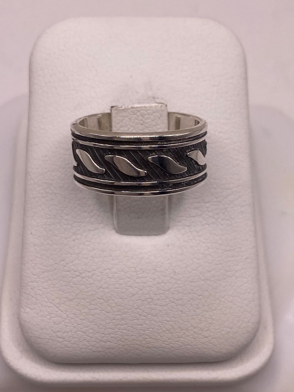 Anillo de Plata 925  con Banda Texturizada y Motivos de Hoja Pulidos