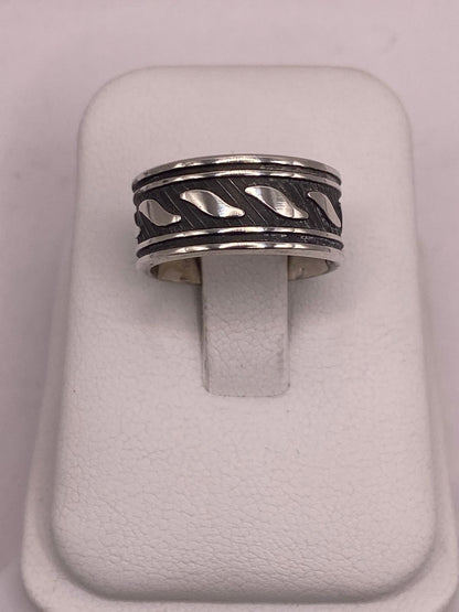 Anillo de Plata 925 con Banda Texturizada y Motivos de Hoja Pulidos