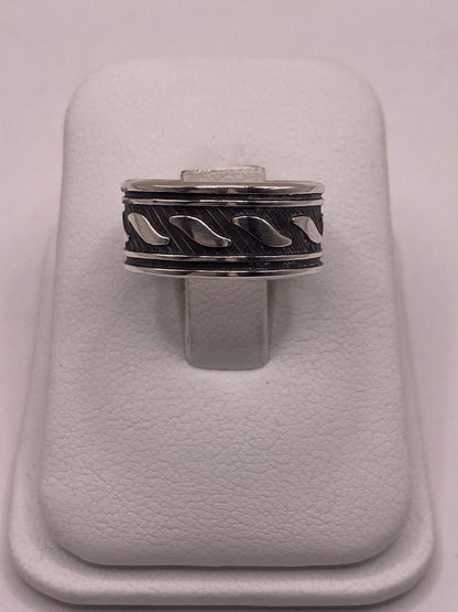 Anillo de Plata 925 con Banda Texturizada y Motivos de Hoja Pulidos