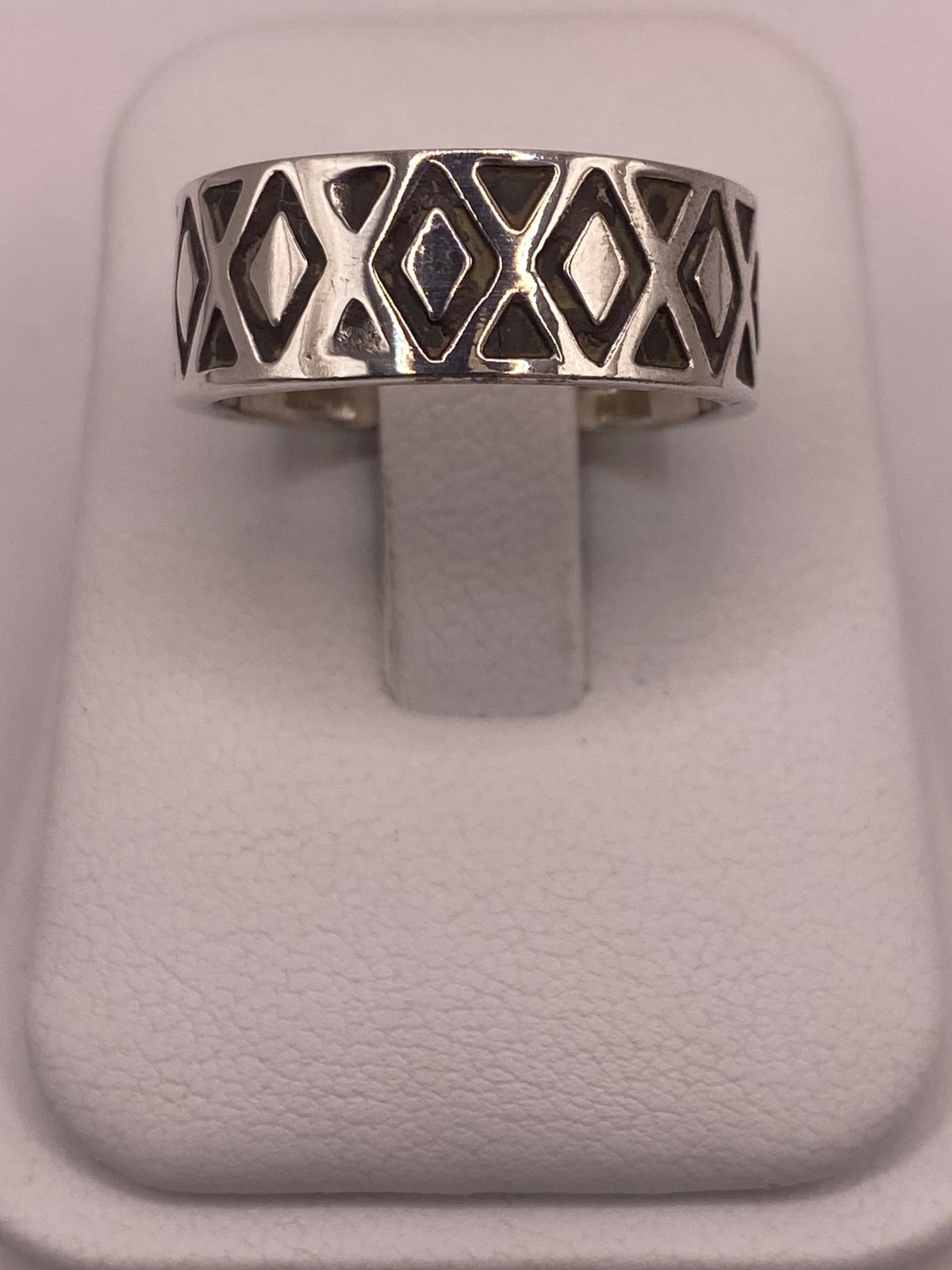 Anillo de Plata 925 con Calados Geométricos en Forma de Diamante