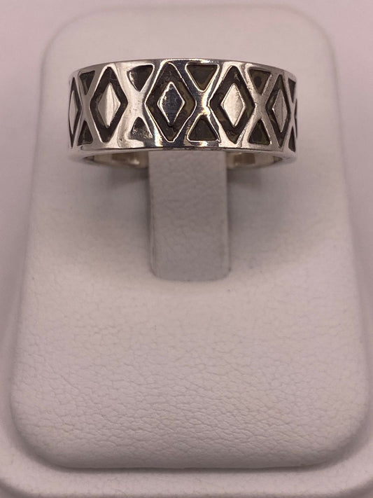 Anillo de Plata 925 con Calados Geométricos en Forma de Diamante, vista frontal