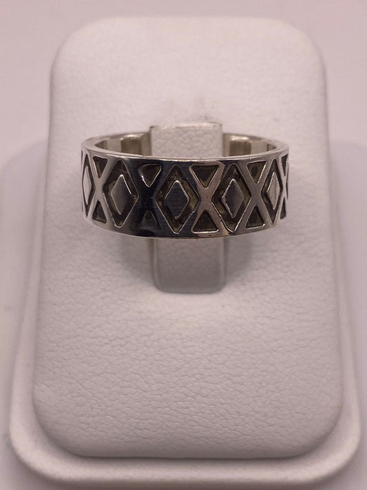 Anillo de Plata 925  con Calados Geométricos en Forma de Diamante