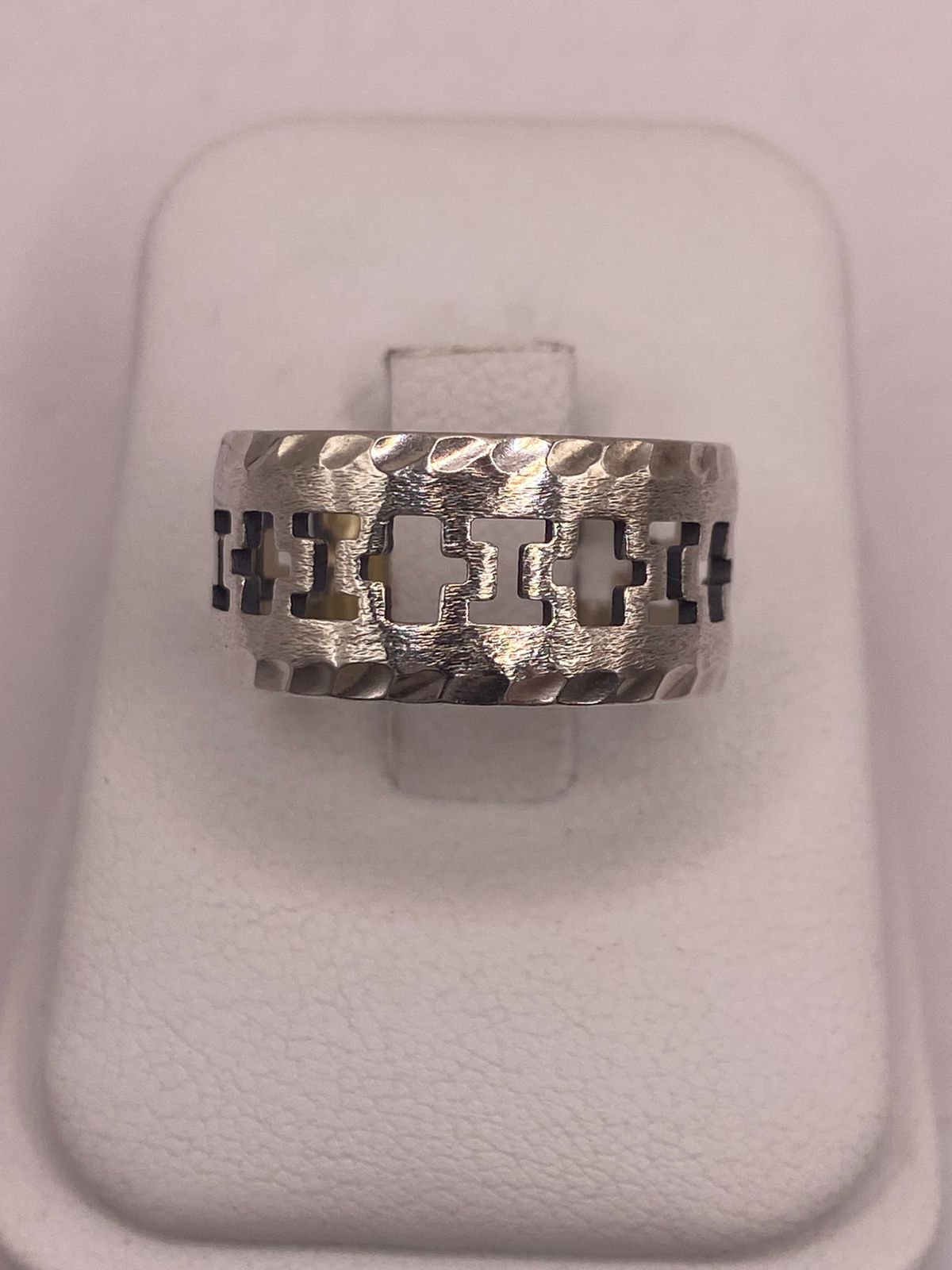 Anillo de Plata 925 con Calados en Forma de Cruz y Textura Martillada